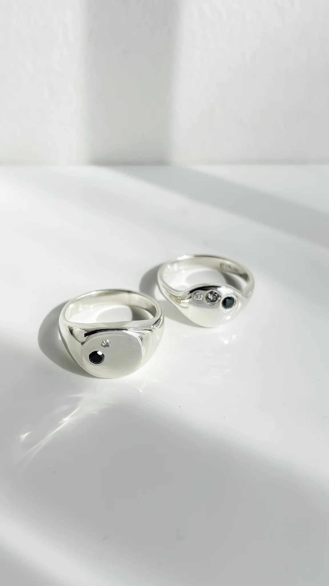 TRINE // diamond trio round signet - Image 3